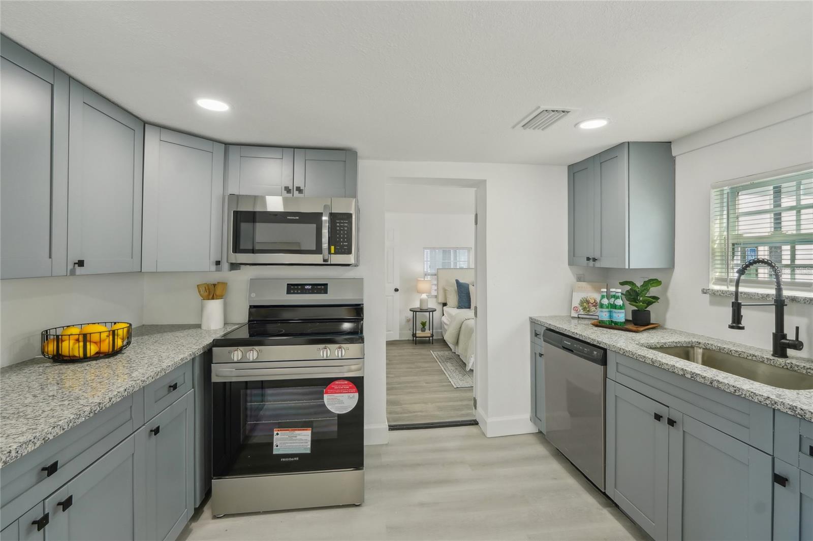 2111 E ELLICOTT ST, TAMPA, FL, 33610