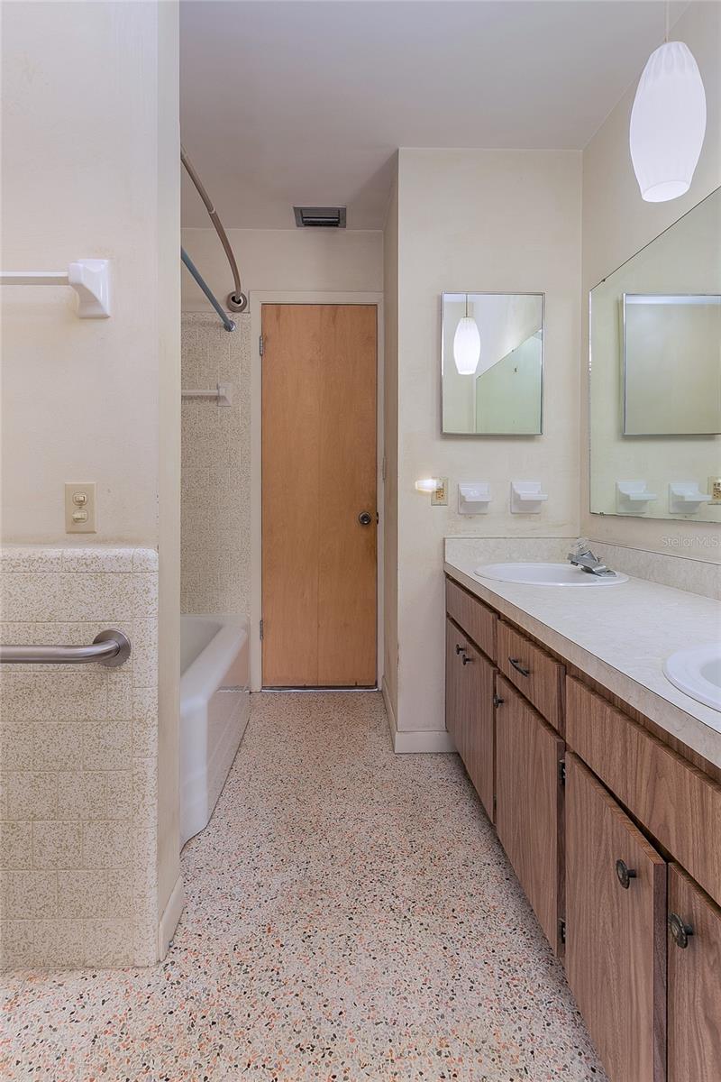 120 LAKE DR, OVIEDO, FL, 32765