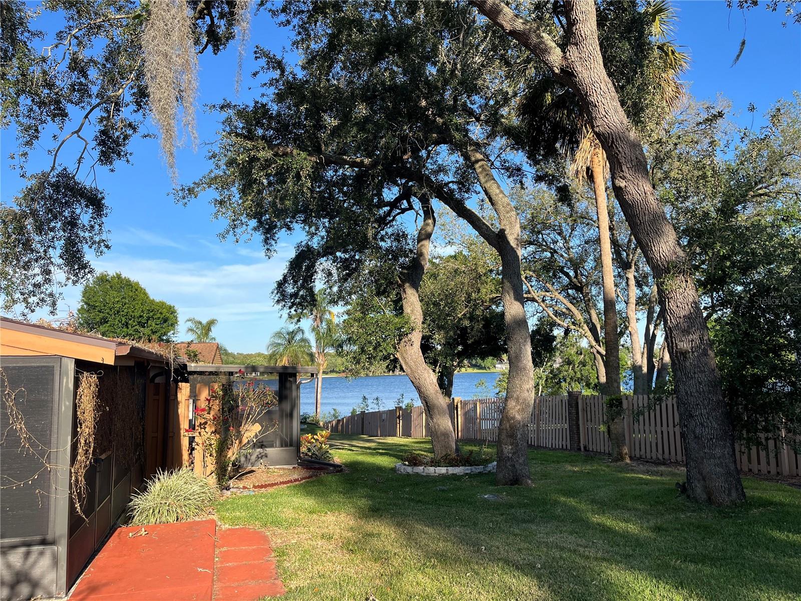 32 COVE LN, EUSTIS, FL, 32726