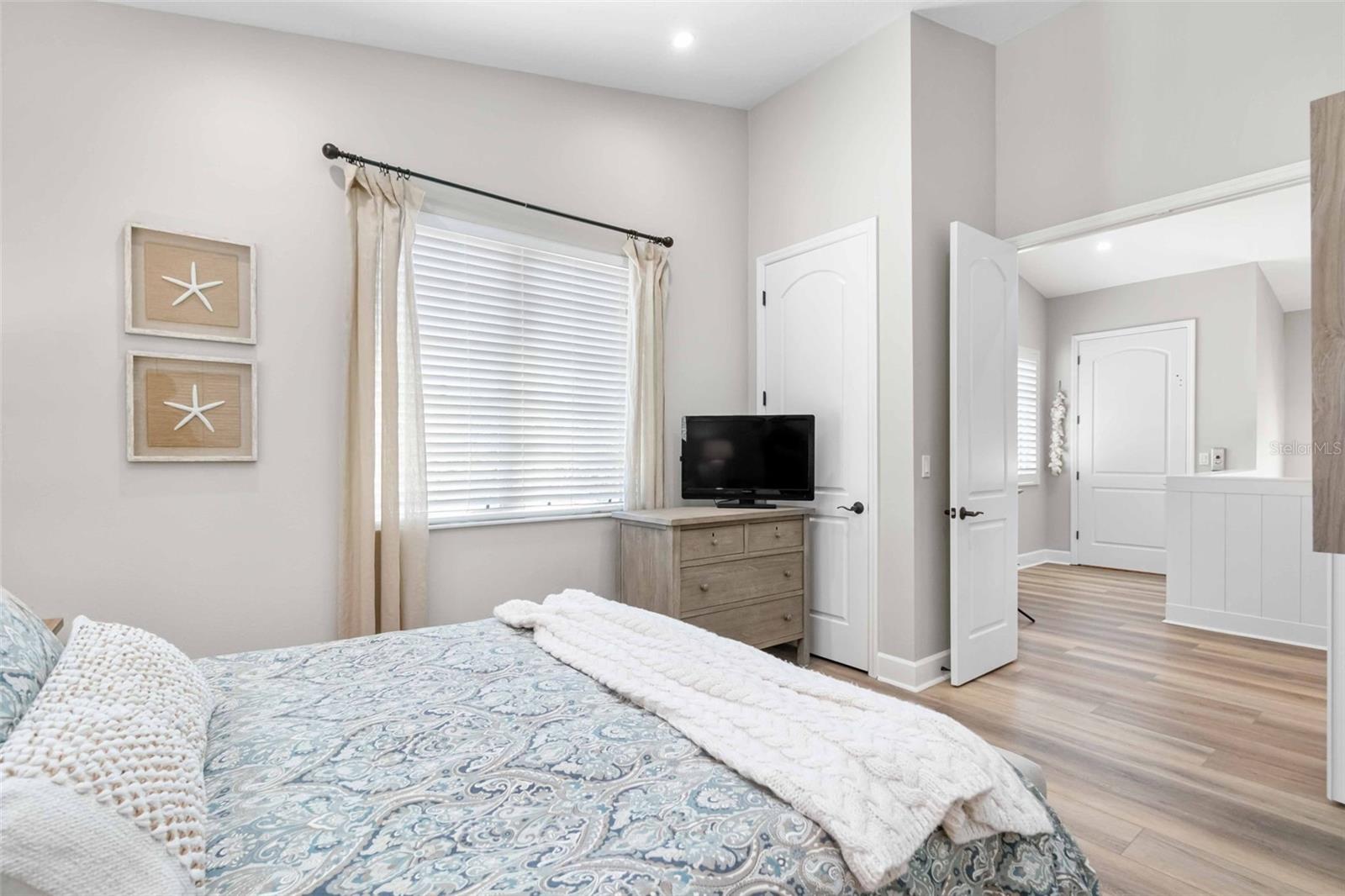 8258 MIDNIGHT PASS RD, SARASOTA, FL, 34242