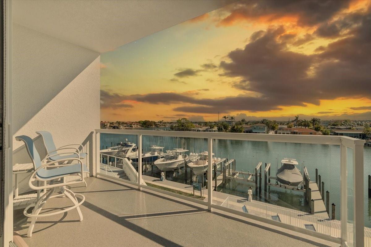 415 ISLAND WAY #304, CLEARWATER BEACH, FL, 33767