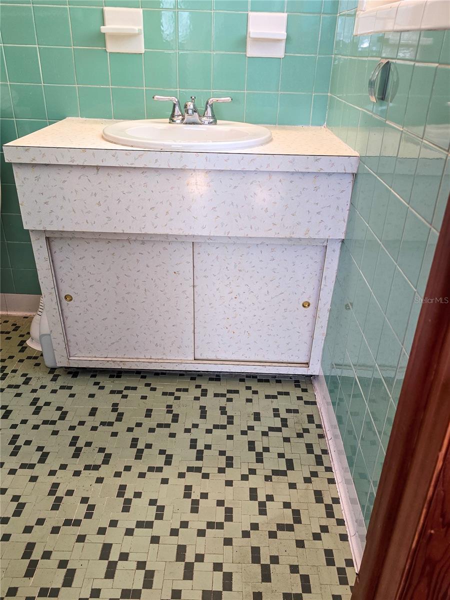1602 E HENRY AVE, TAMPA, FL, 33610