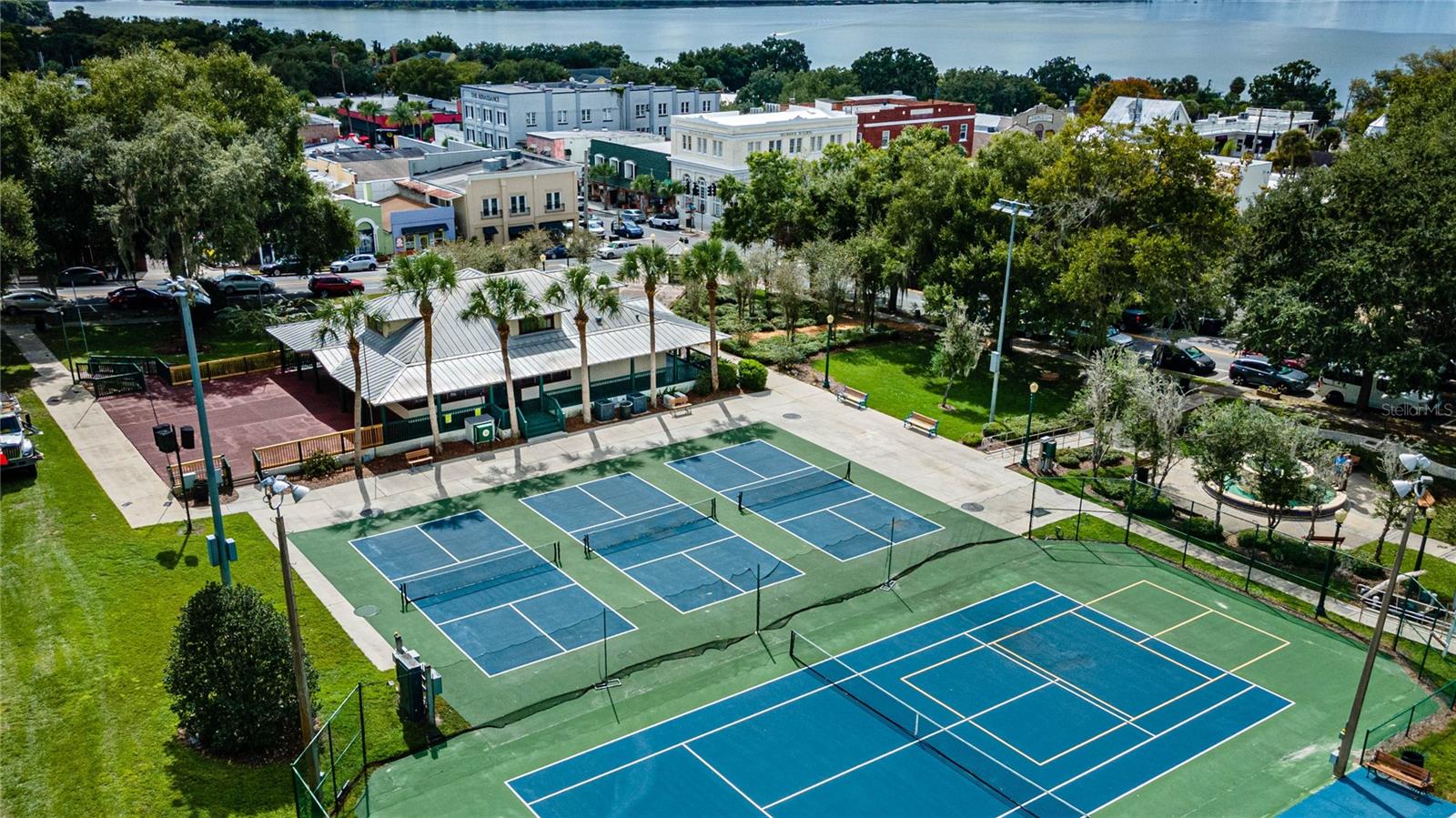 219 N ROSSITER ST, MOUNT DORA, FL, 32757