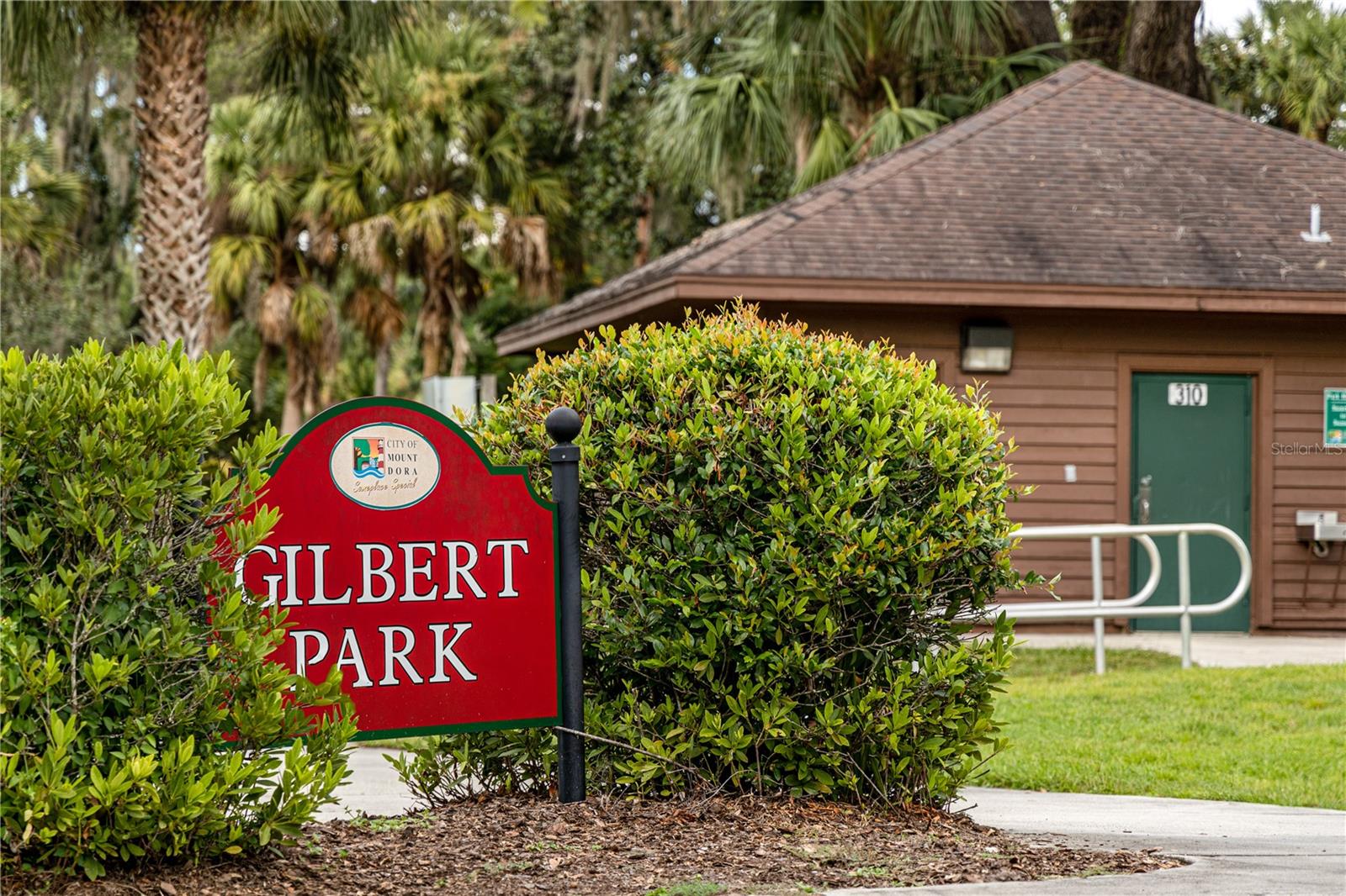 219 N ROSSITER ST, MOUNT DORA, FL, 32757