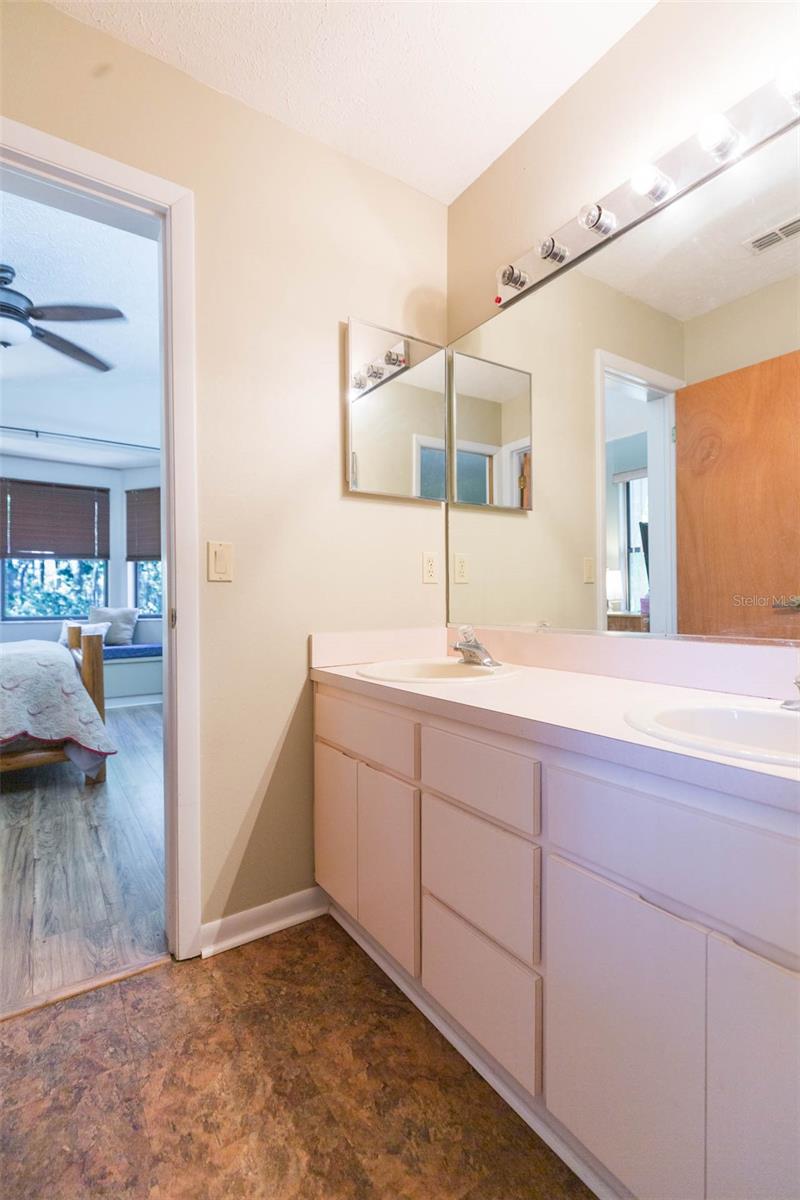 15814 HAMPTON VILLAGE DR, TAMPA, FL, 33618