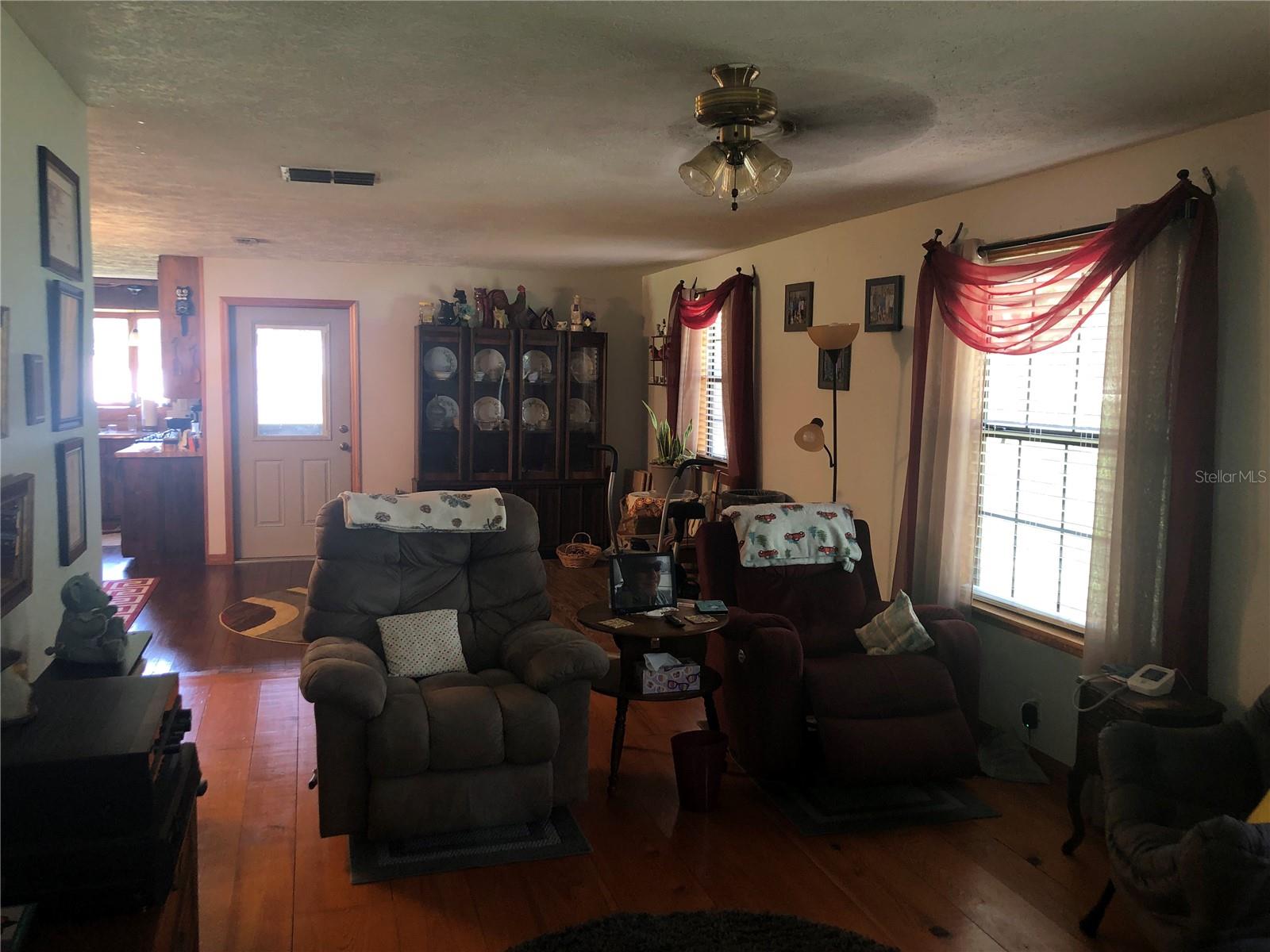 136 S COMMERCIAL ST, COLEMAN, FL, 33521