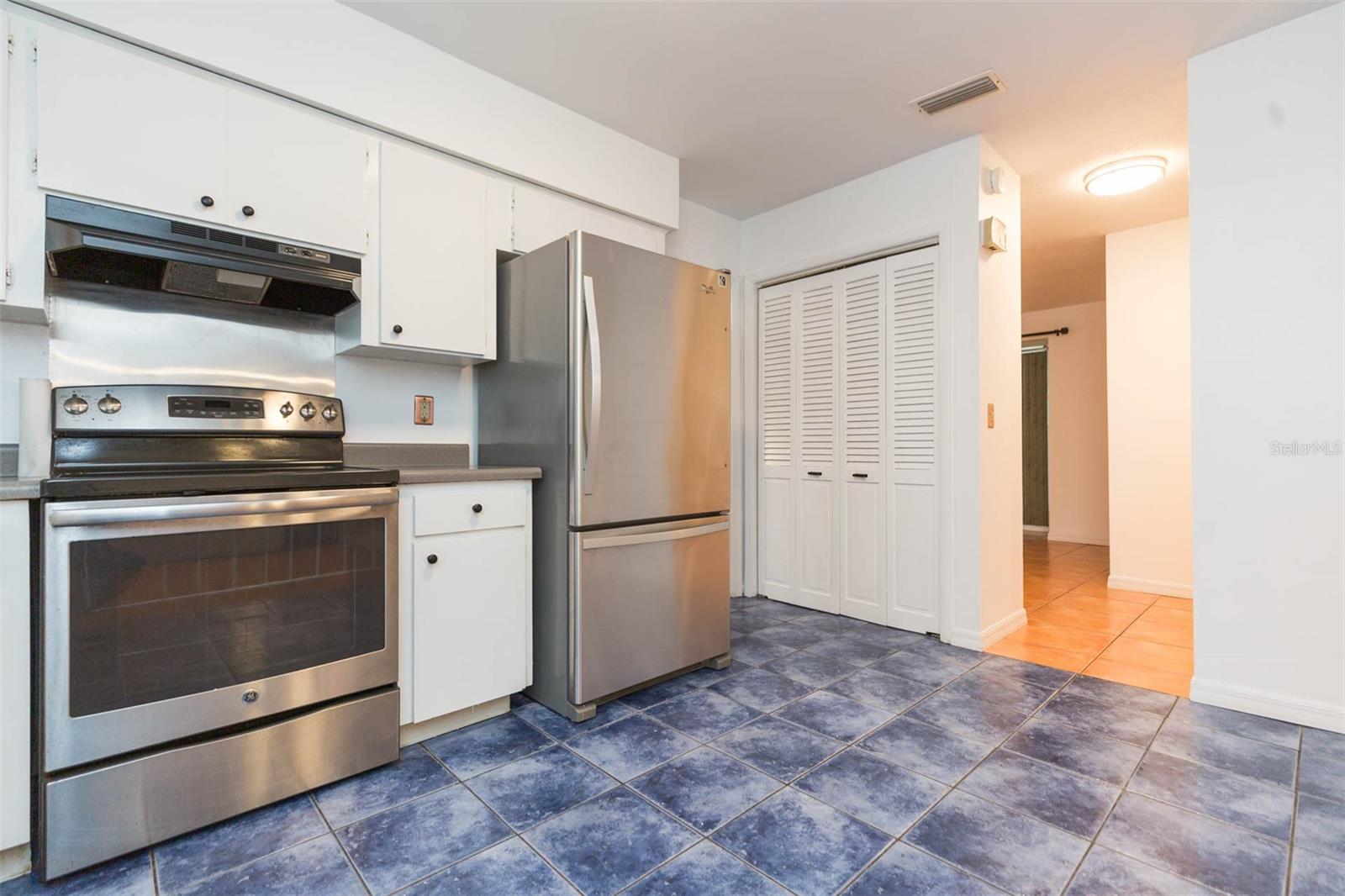 7434 OAKVISTA CIR, TAMPA, FL, 33634