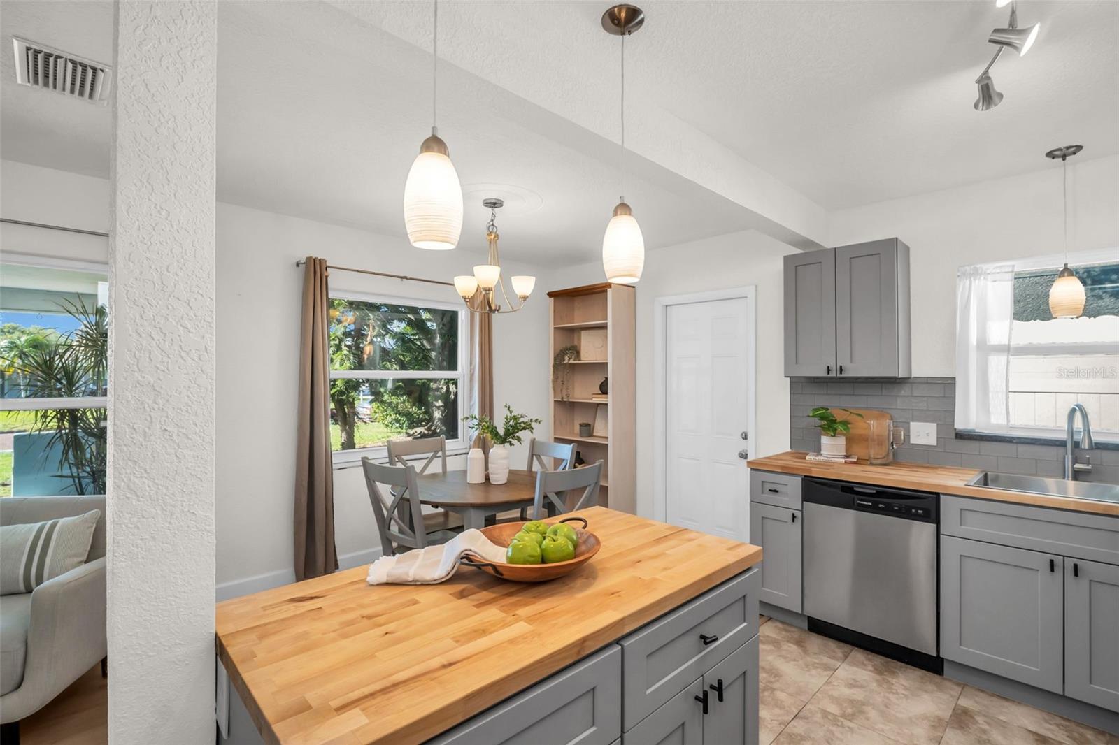 5801 DARTMOUTH AVE N, ST PETERSBURG, FL, 33710