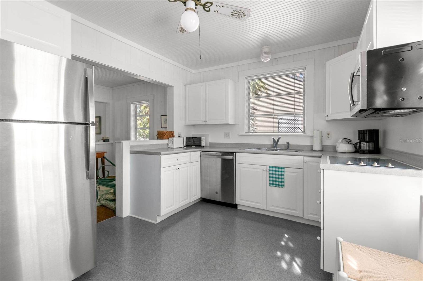 12404 SUNSHINE LN, TREASURE ISLAND, FL, 33706