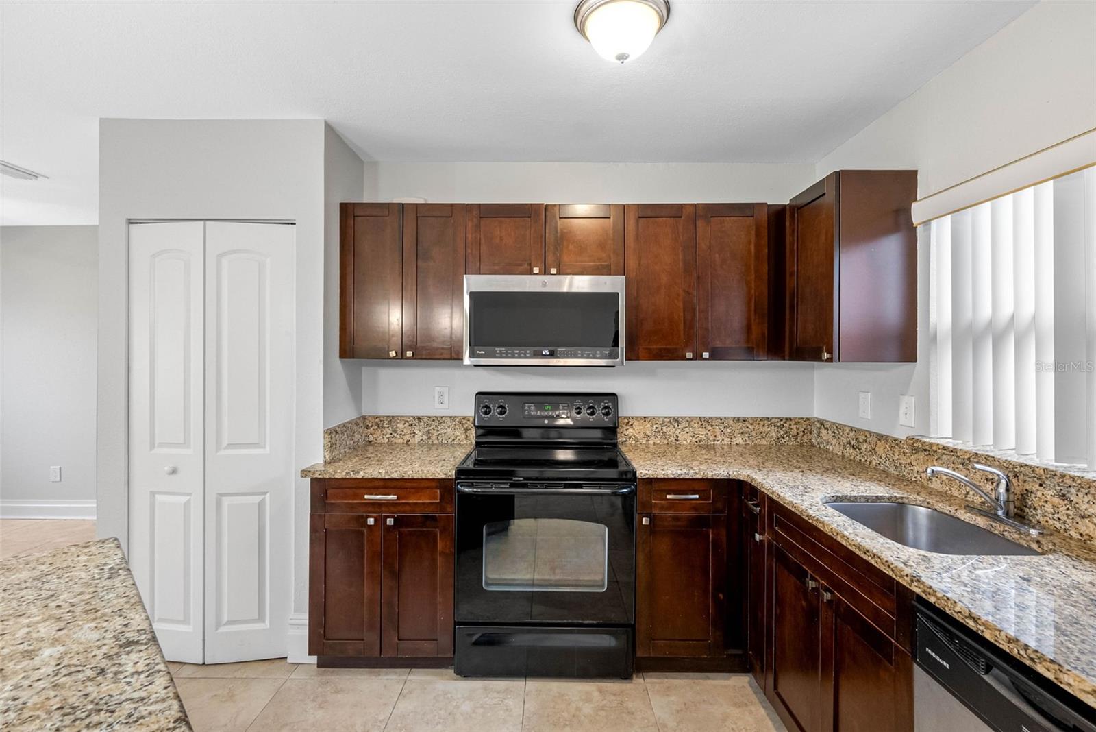 5103 TOWN N COUNTRY BLVD, TAMPA, FL, 33615