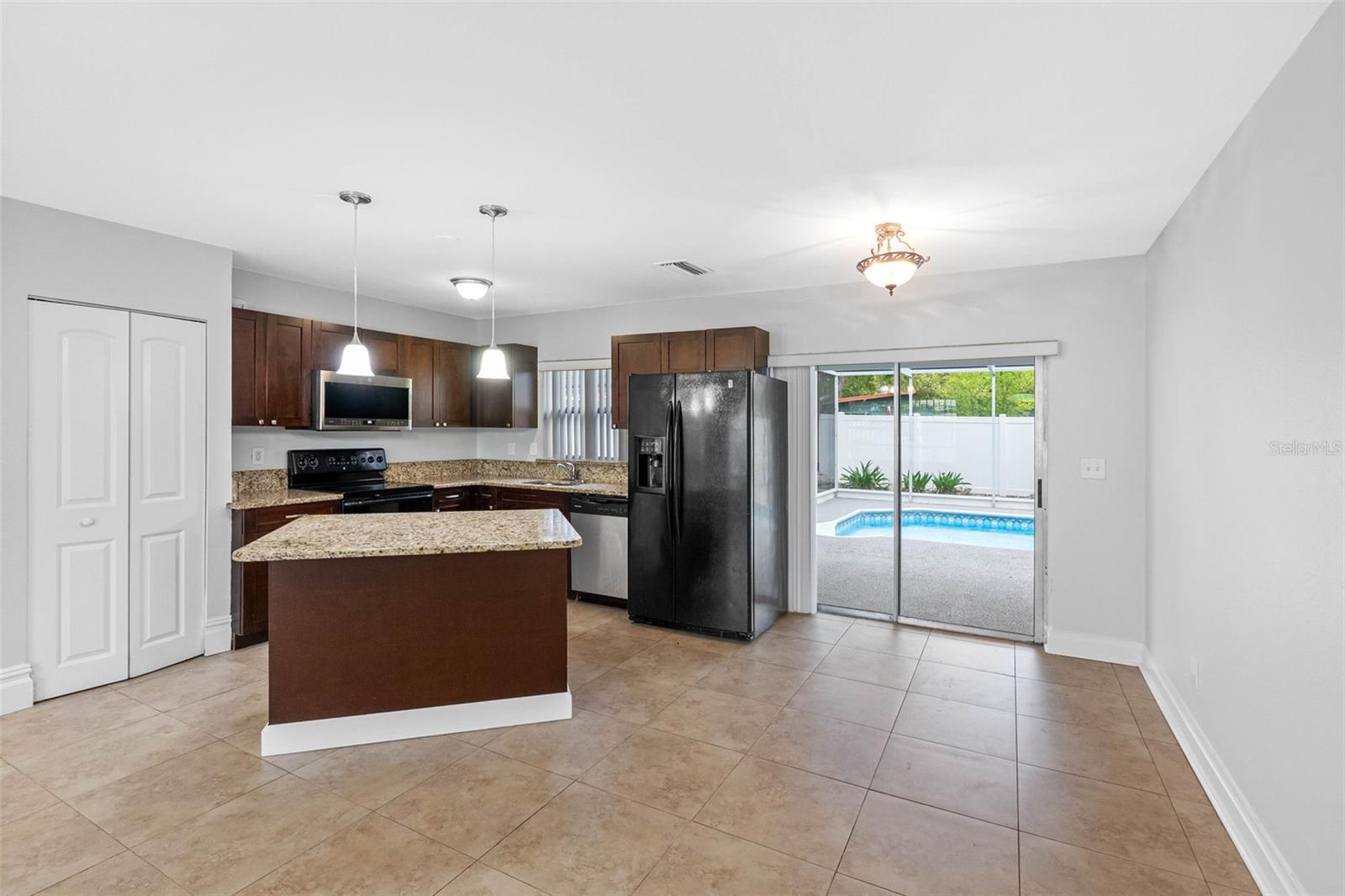 5103 TOWN N COUNTRY BLVD, TAMPA, FL, 33615