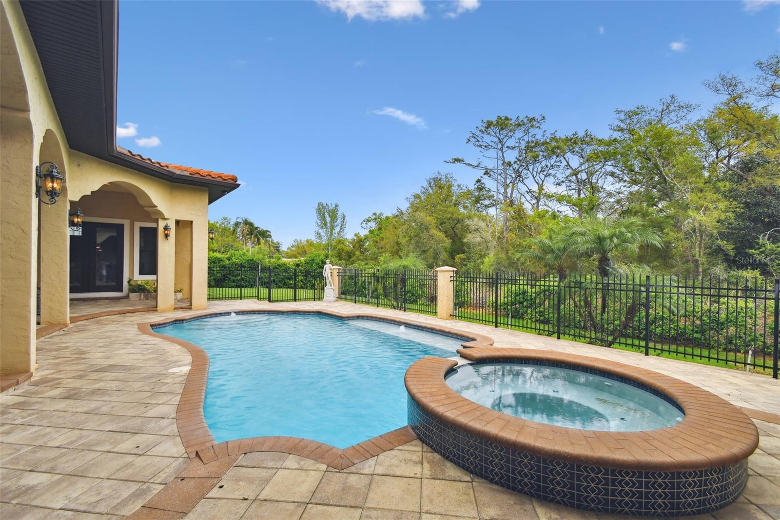 TB8364392 Property Photo