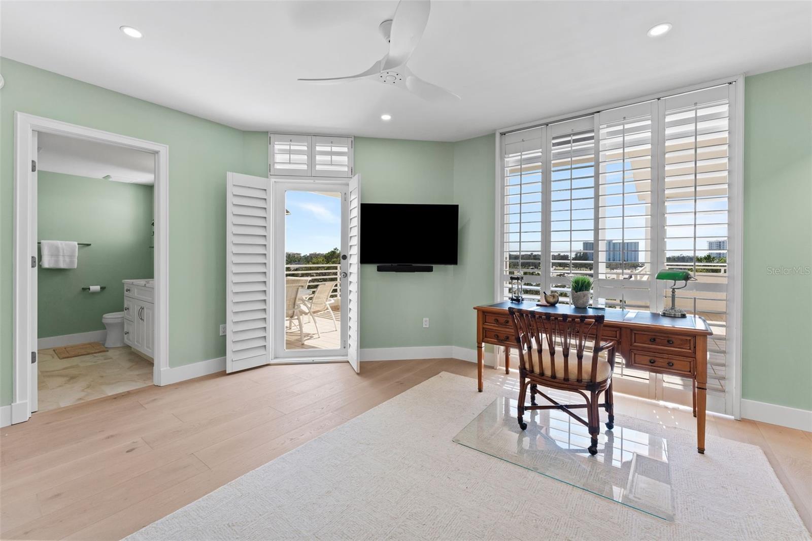 2410 HARBOURSIDE DR #142, LONGBOAT KEY, FL, 34228