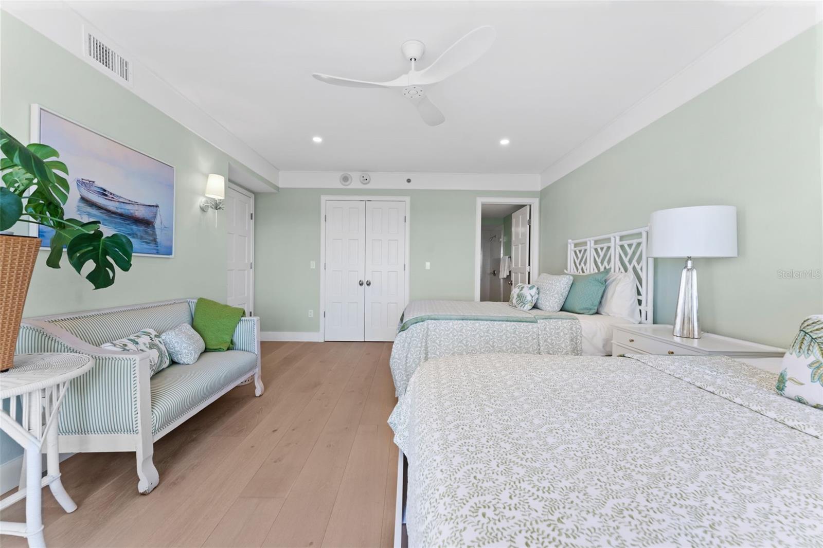 2410 HARBOURSIDE DR #142, LONGBOAT KEY, FL, 34228