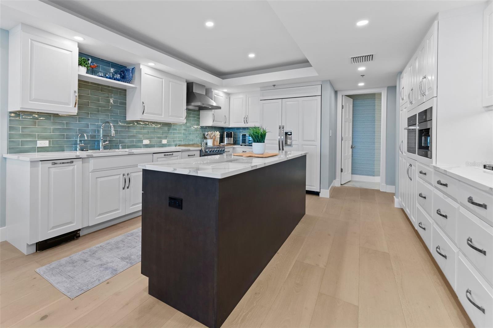 2410 HARBOURSIDE DR #142, LONGBOAT KEY, FL, 34228