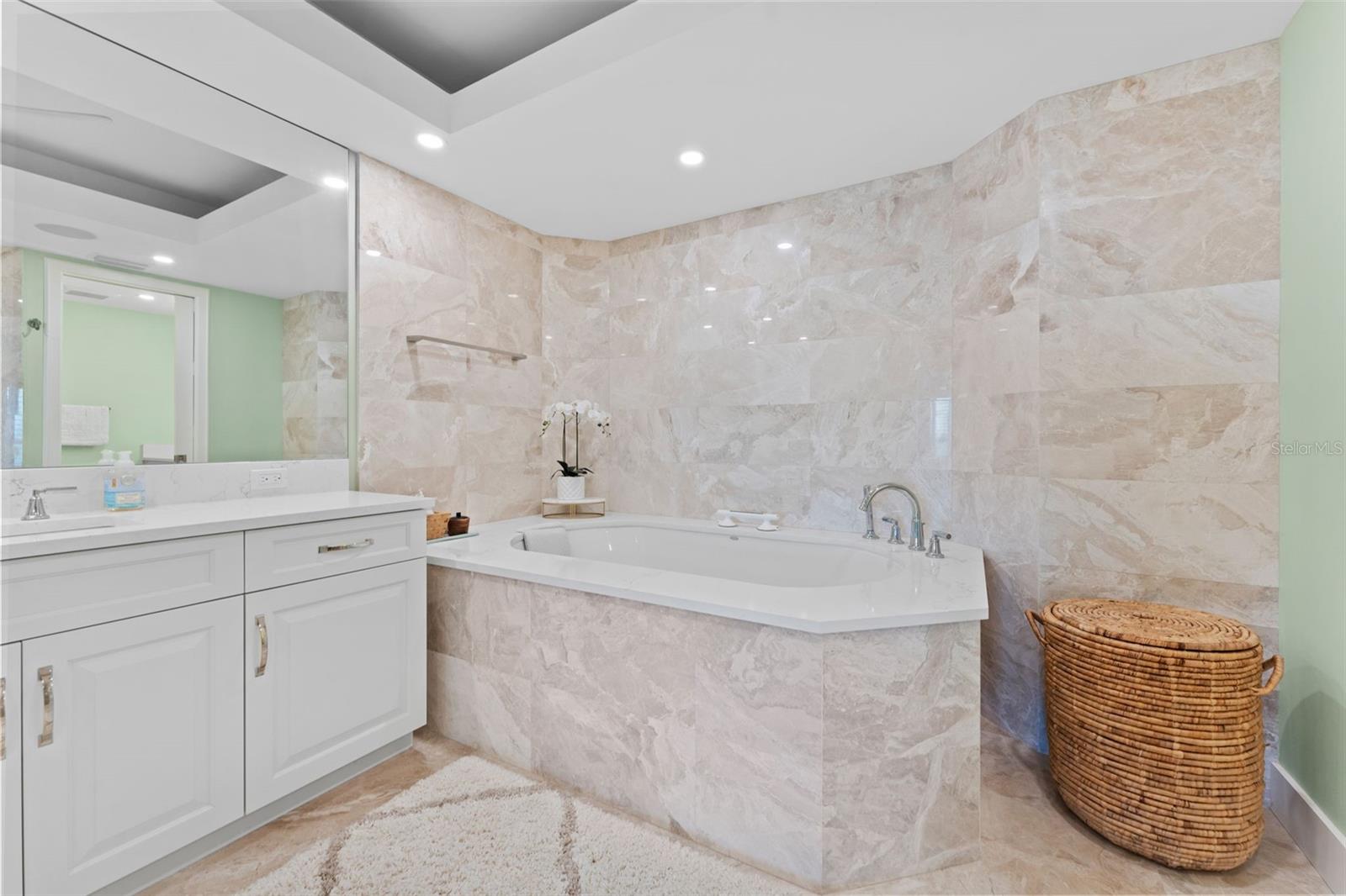 2410 HARBOURSIDE DR #142, LONGBOAT KEY, FL, 34228