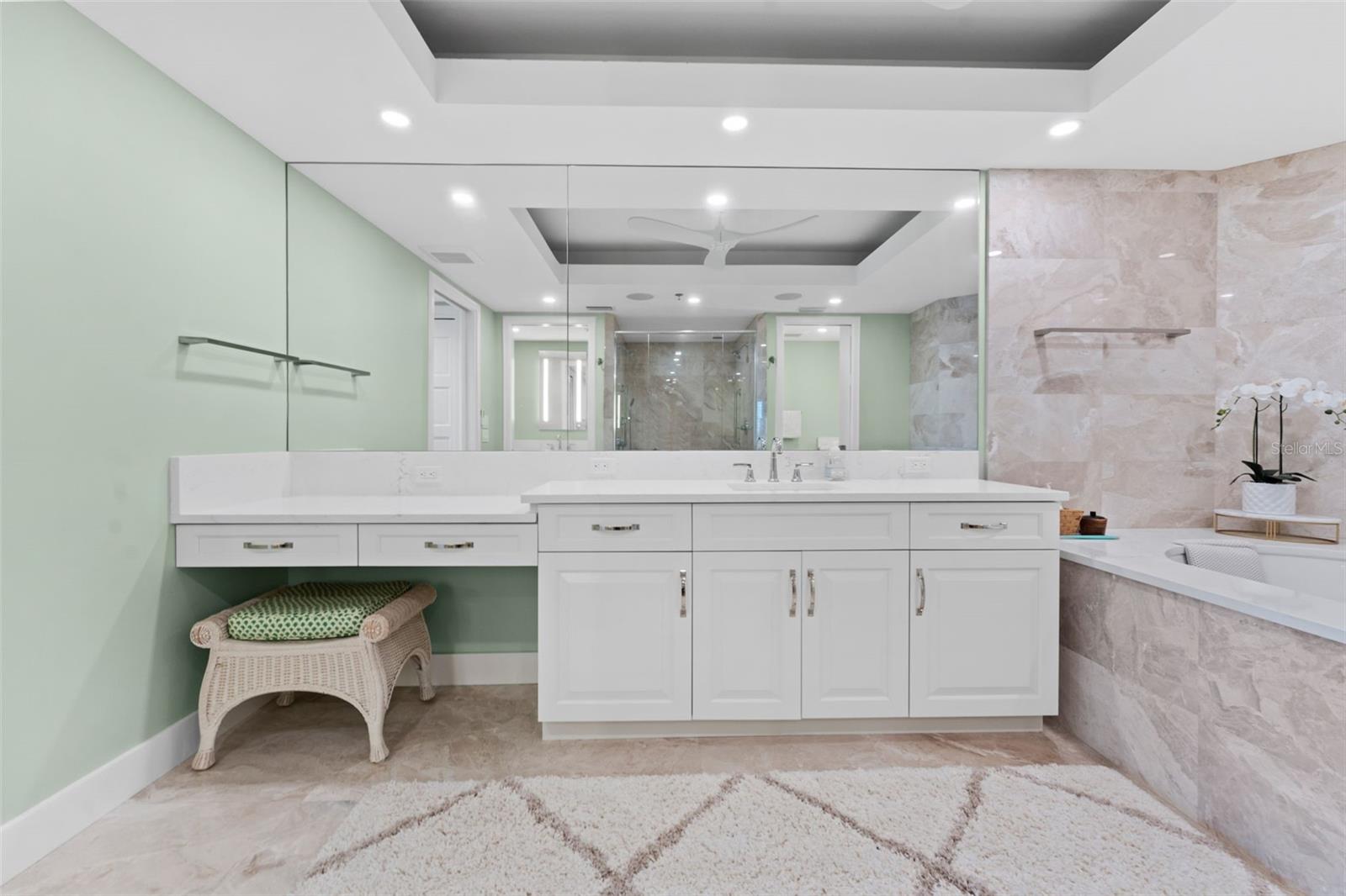 2410 HARBOURSIDE DR #142, LONGBOAT KEY, FL, 34228