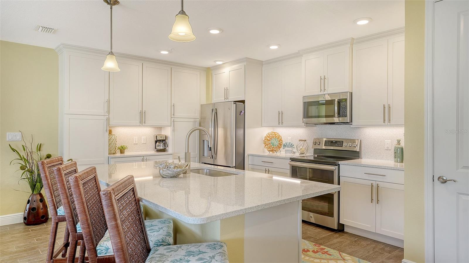 388 ARUBA CIR #201, BRADENTON, FL, 34209