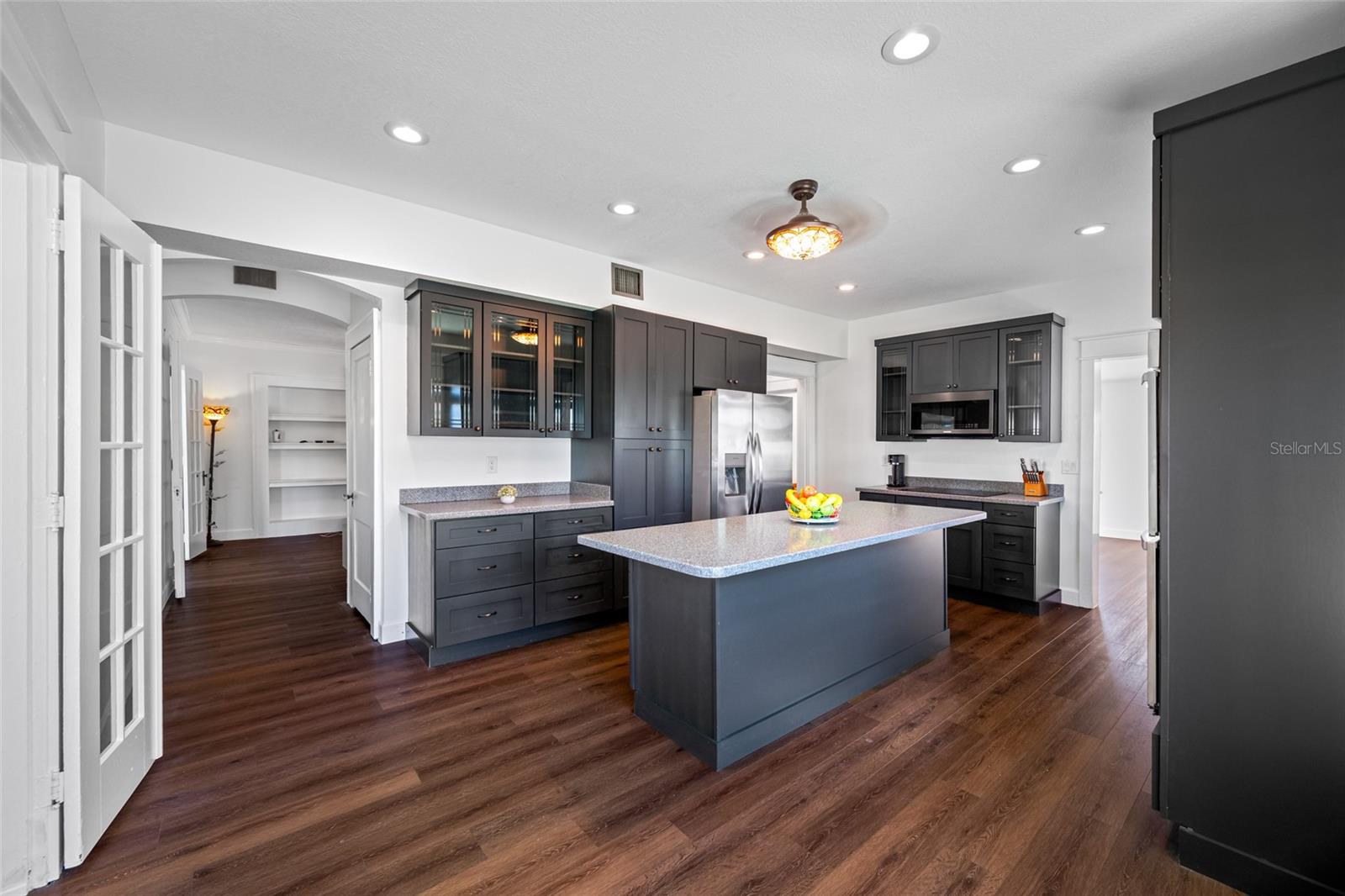 8205 OVERLOOK PL NE, ST PETERSBURG, FL, 33702