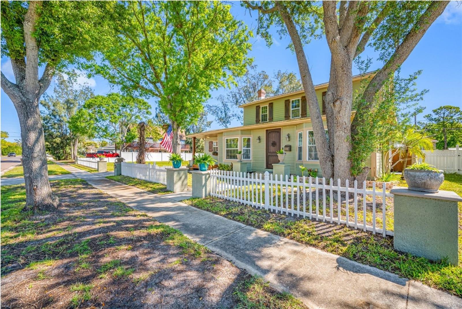 8205 OVERLOOK PL NE, ST PETERSBURG, FL, 33702