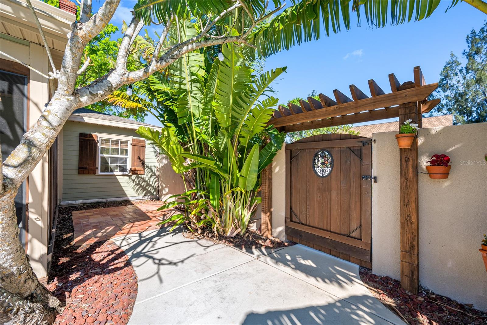 8205 OVERLOOK PL NE, ST PETERSBURG, FL, 33702