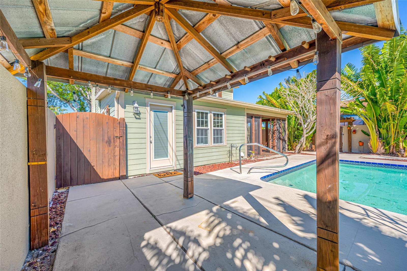 8205 OVERLOOK PL NE, ST PETERSBURG, FL, 33702