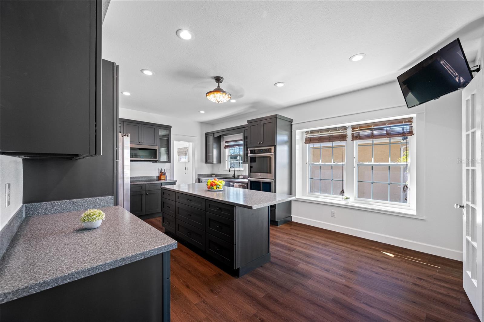 8205 OVERLOOK PL NE, ST PETERSBURG, FL, 33702