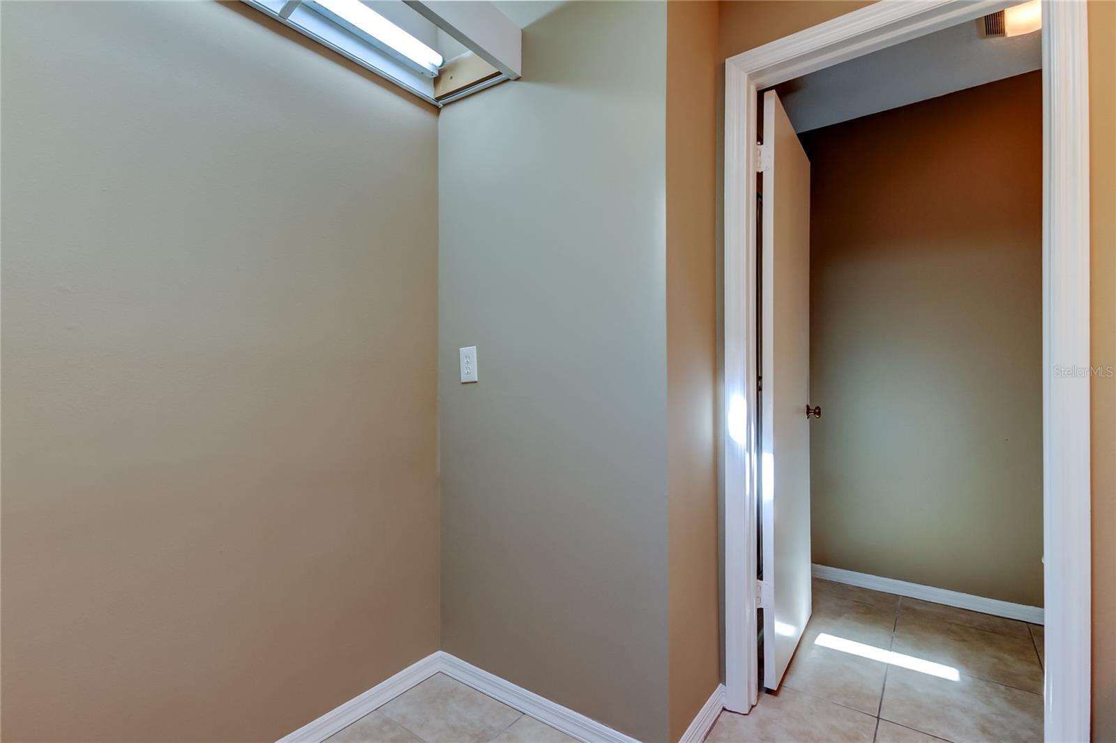 15203 W POND WOODS DR, TAMPA, FL, 33618