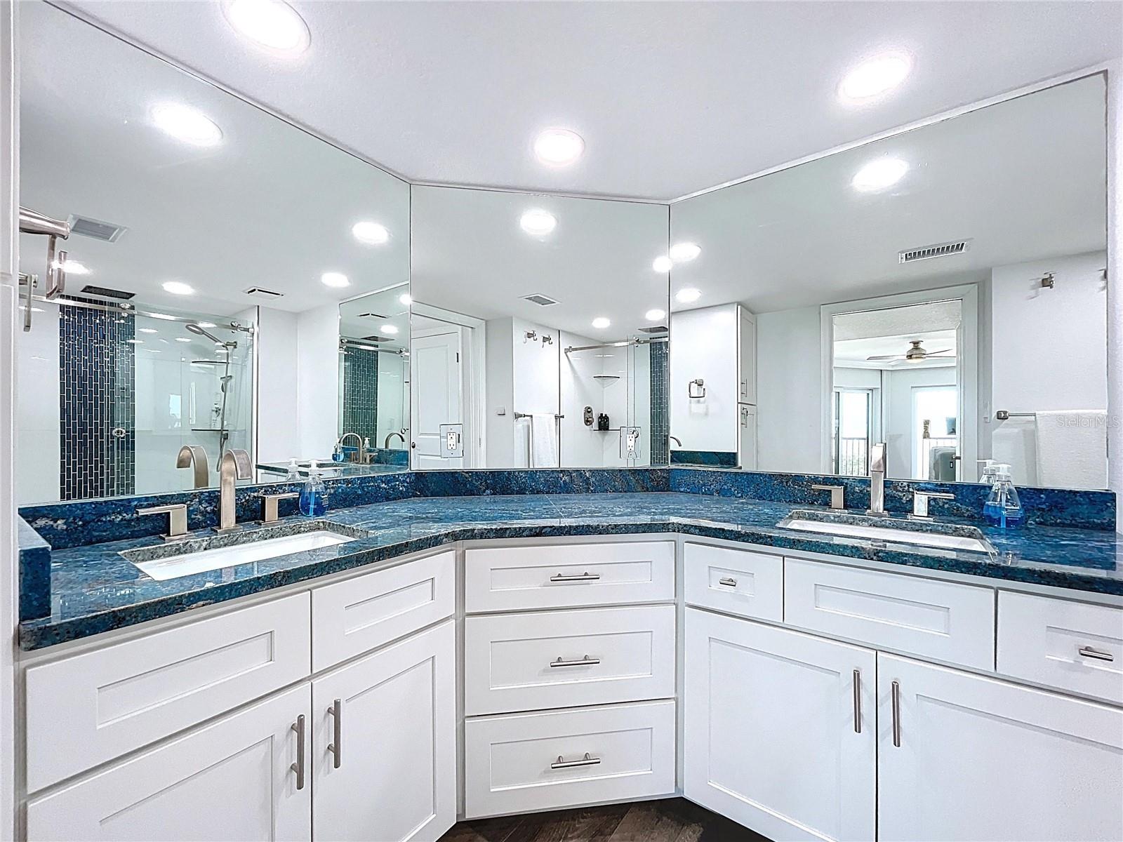 7564 BAYSHORE DR #302, TREASURE ISLAND, FL, 33706