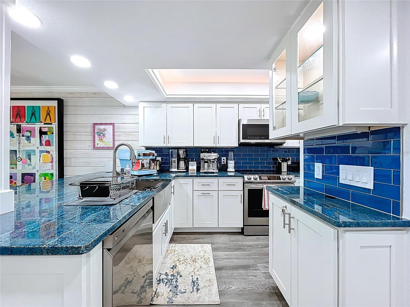 7564 BAYSHORE DR #302, TREASURE ISLAND, FL, 33706