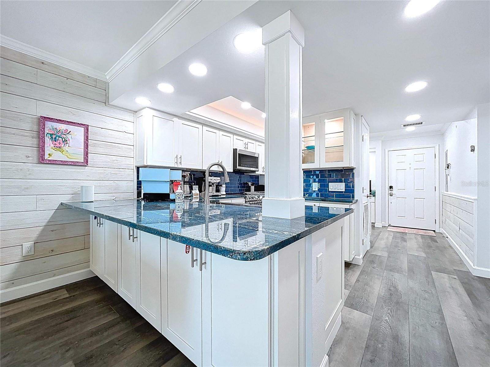 7564 BAYSHORE DR #302, TREASURE ISLAND, FL, 33706