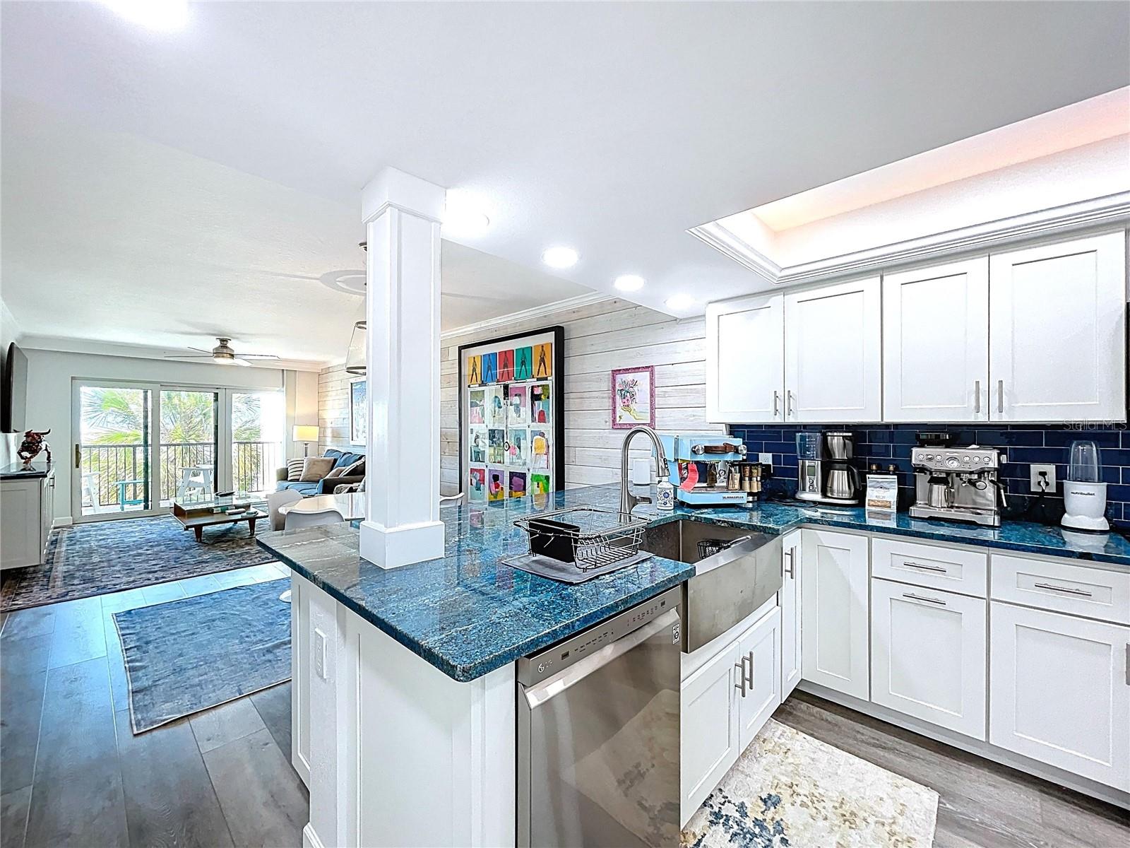 7564 BAYSHORE DR #302, TREASURE ISLAND, FL, 33706
