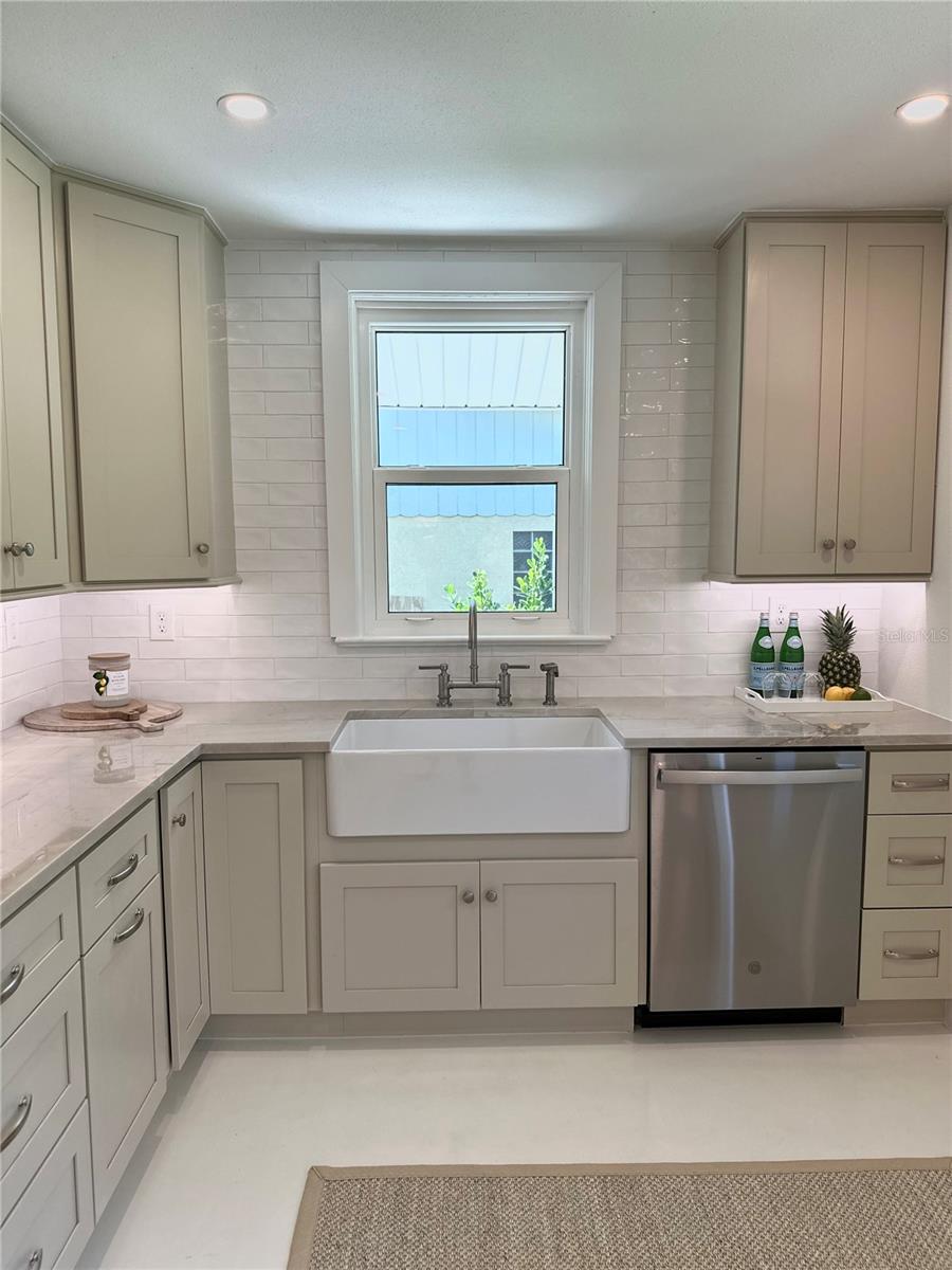 1051 INDIAN BEACH DR, SARASOTA, FL, 34234