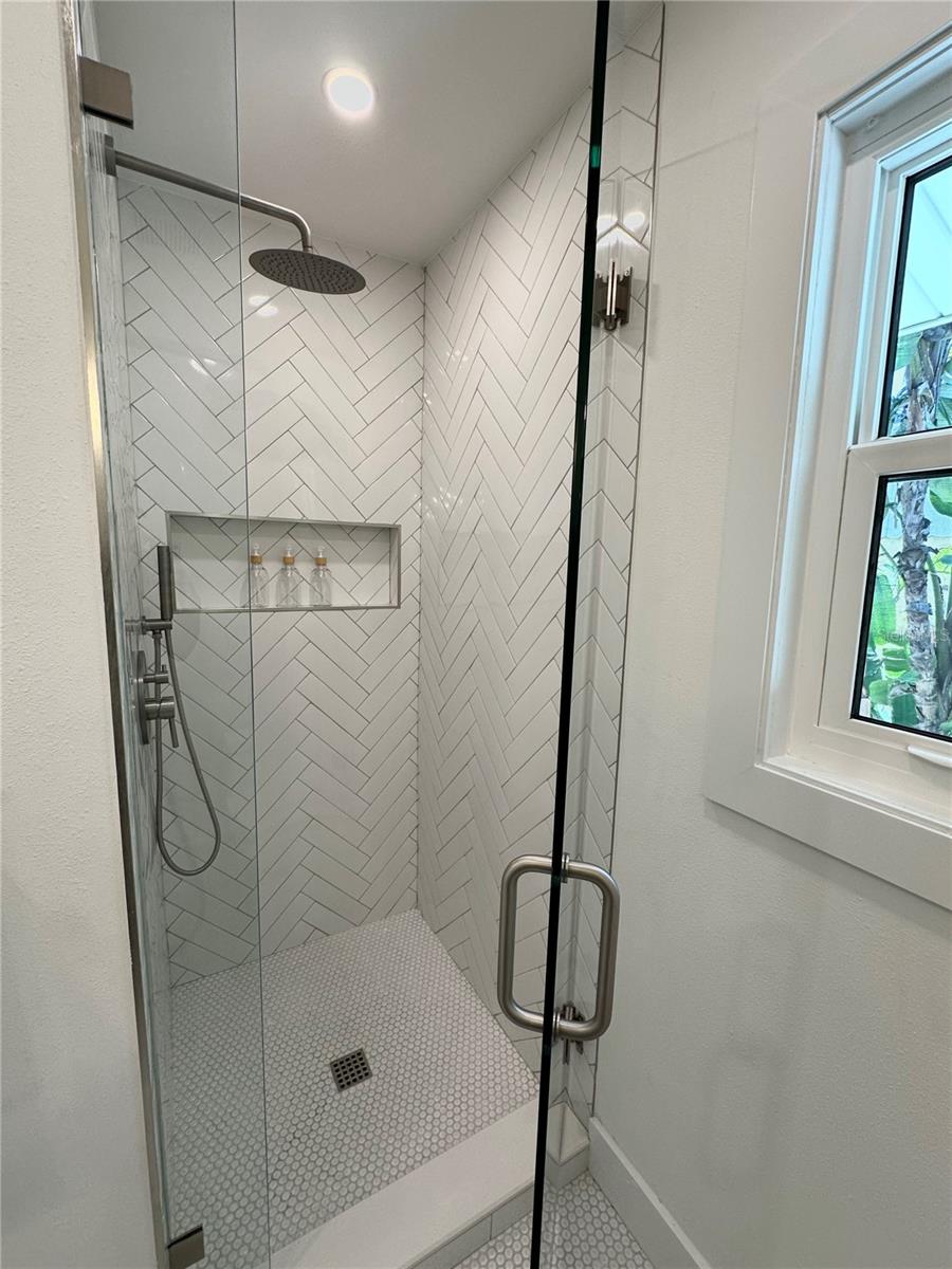 1051 INDIAN BEACH DR, SARASOTA, FL, 34234