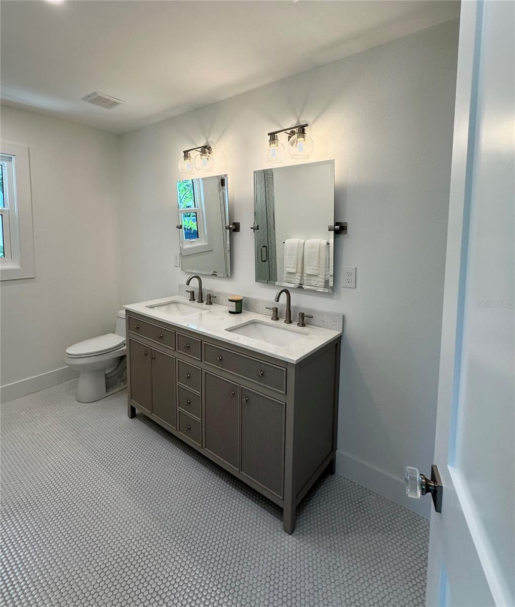 1051 INDIAN BEACH DR, SARASOTA, FL, 34234