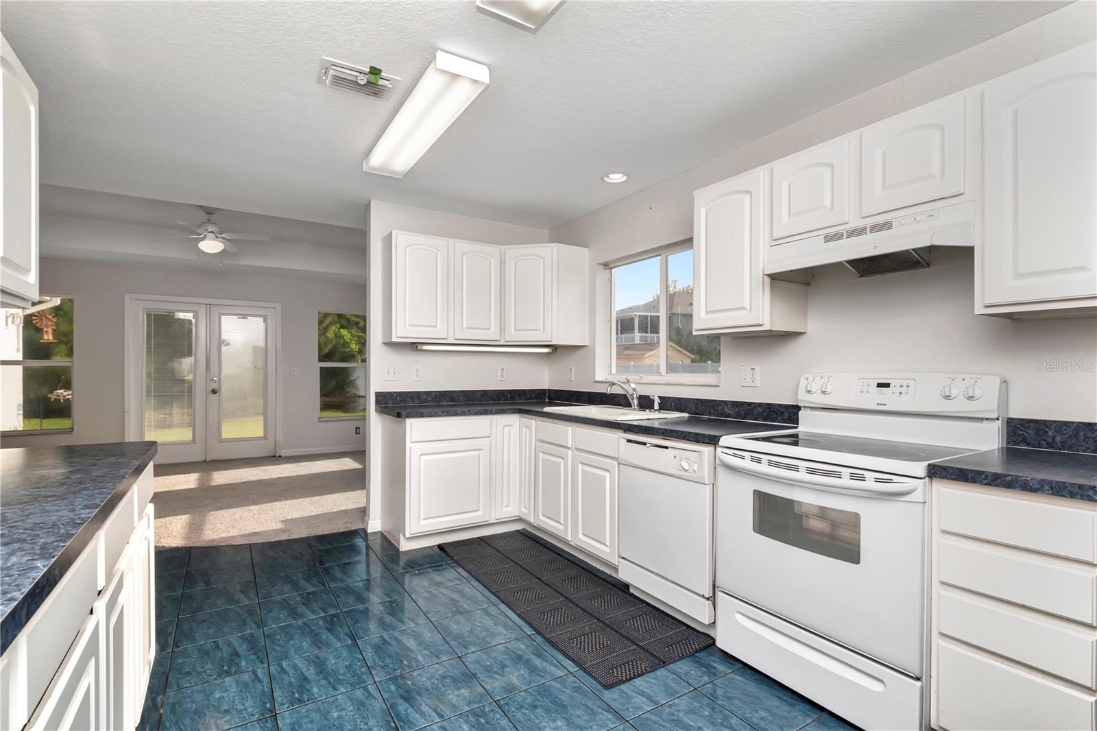 102 SHORE DR W, OLDSMAR, FL, 34677