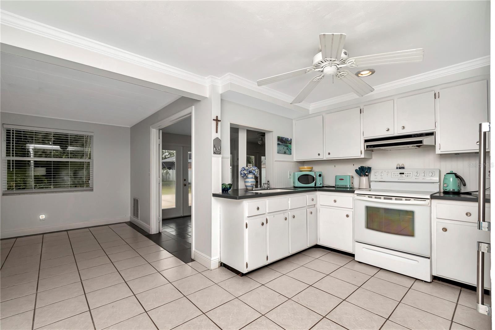 102 SHORE DR W, OLDSMAR, FL, 34677