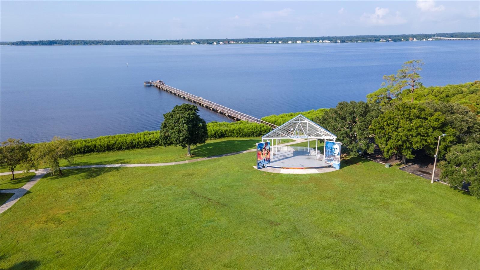 102 SHORE DR W, OLDSMAR, FL, 34677