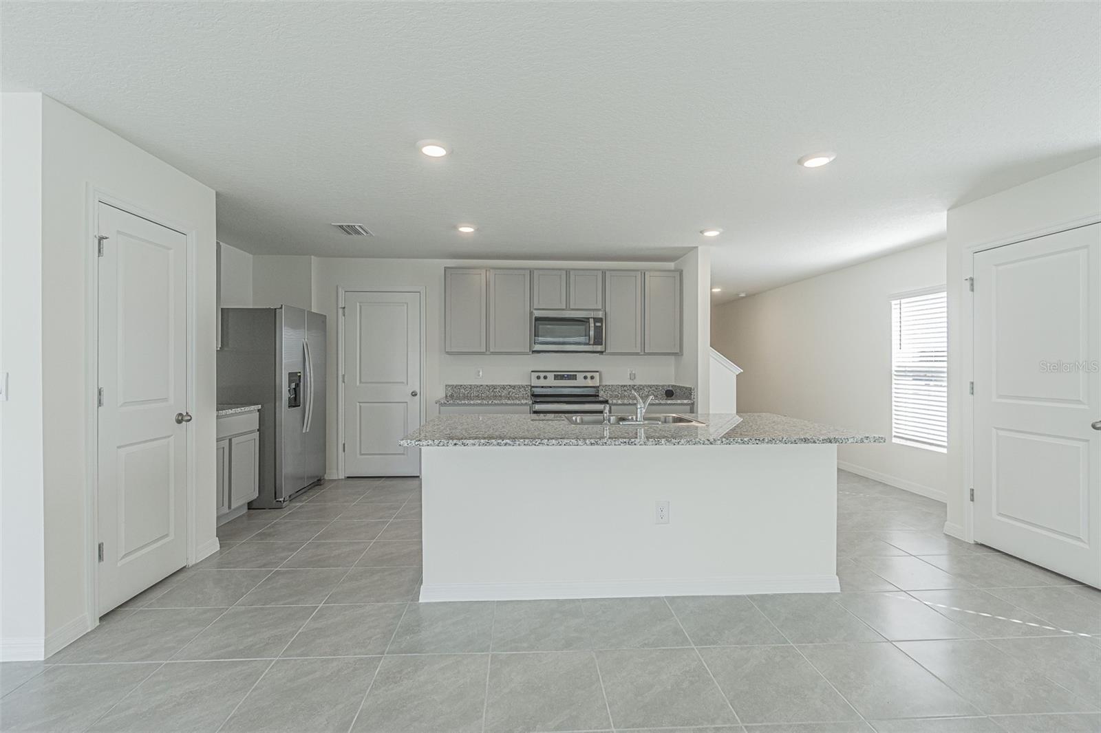 37300 KINGS CROWN DR, ZEPHYRHILLS, FL, 33541