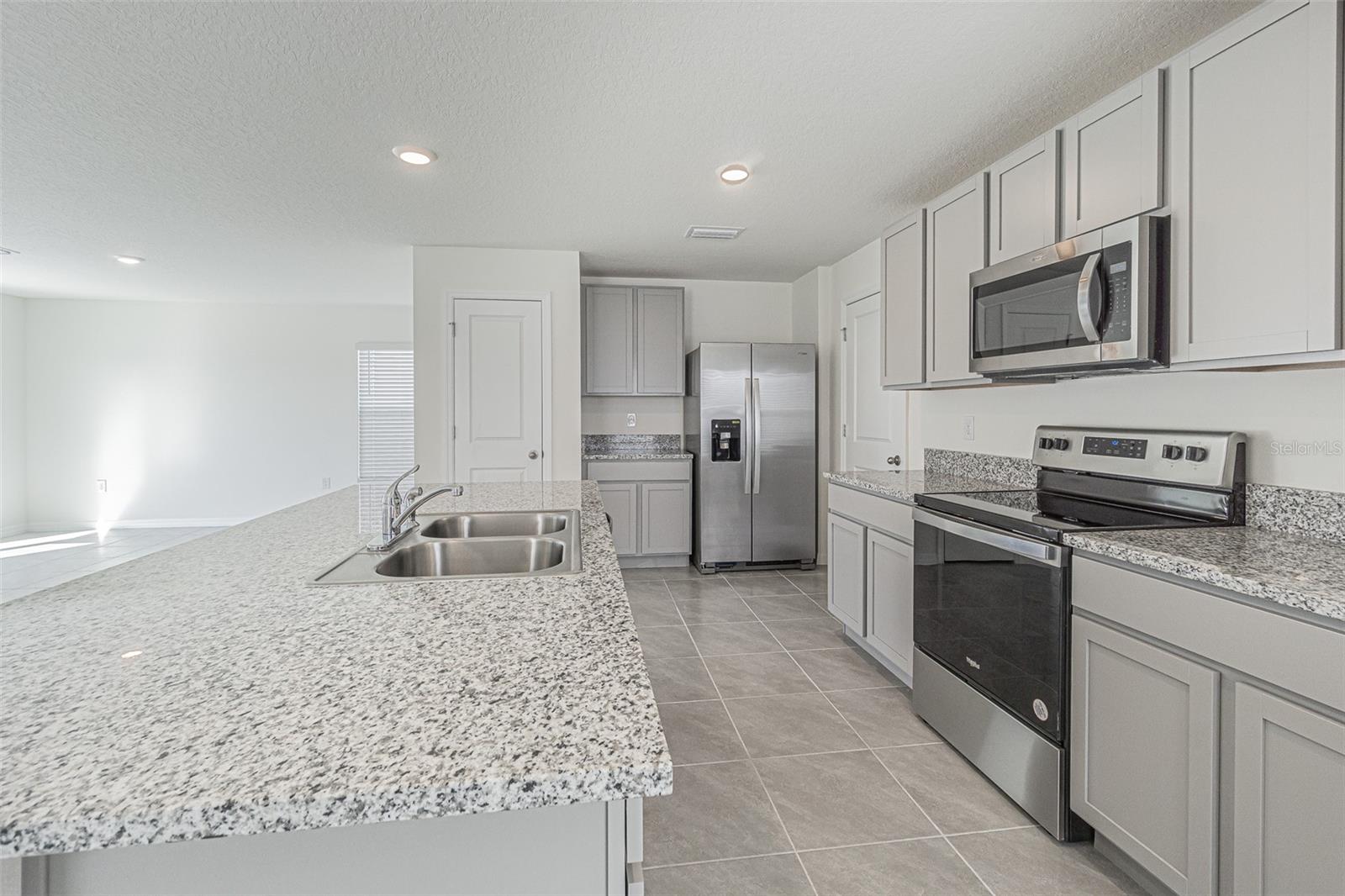 37300 KINGS CROWN DR, ZEPHYRHILLS, FL, 33541