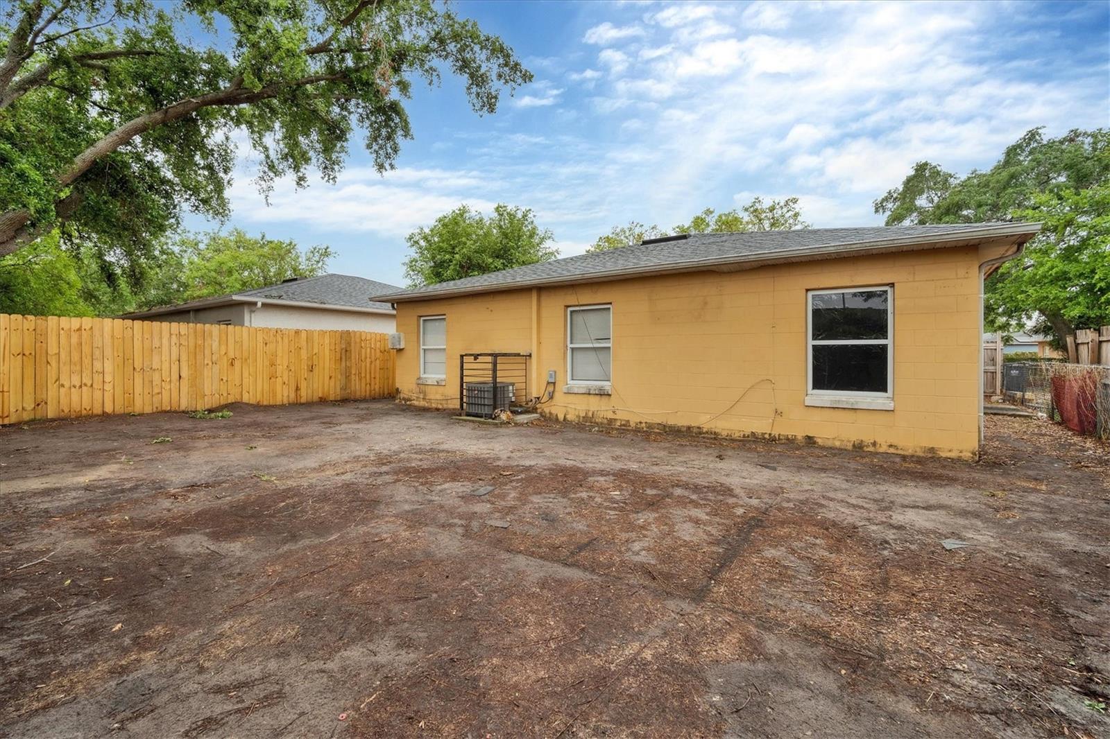 8706 FISH LAKE RD, TAMPA, FL, 33619