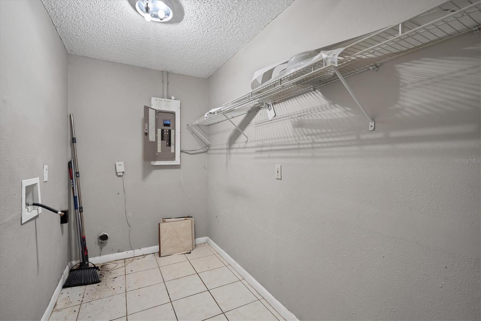 8706 FISH LAKE RD, TAMPA, FL, 33619