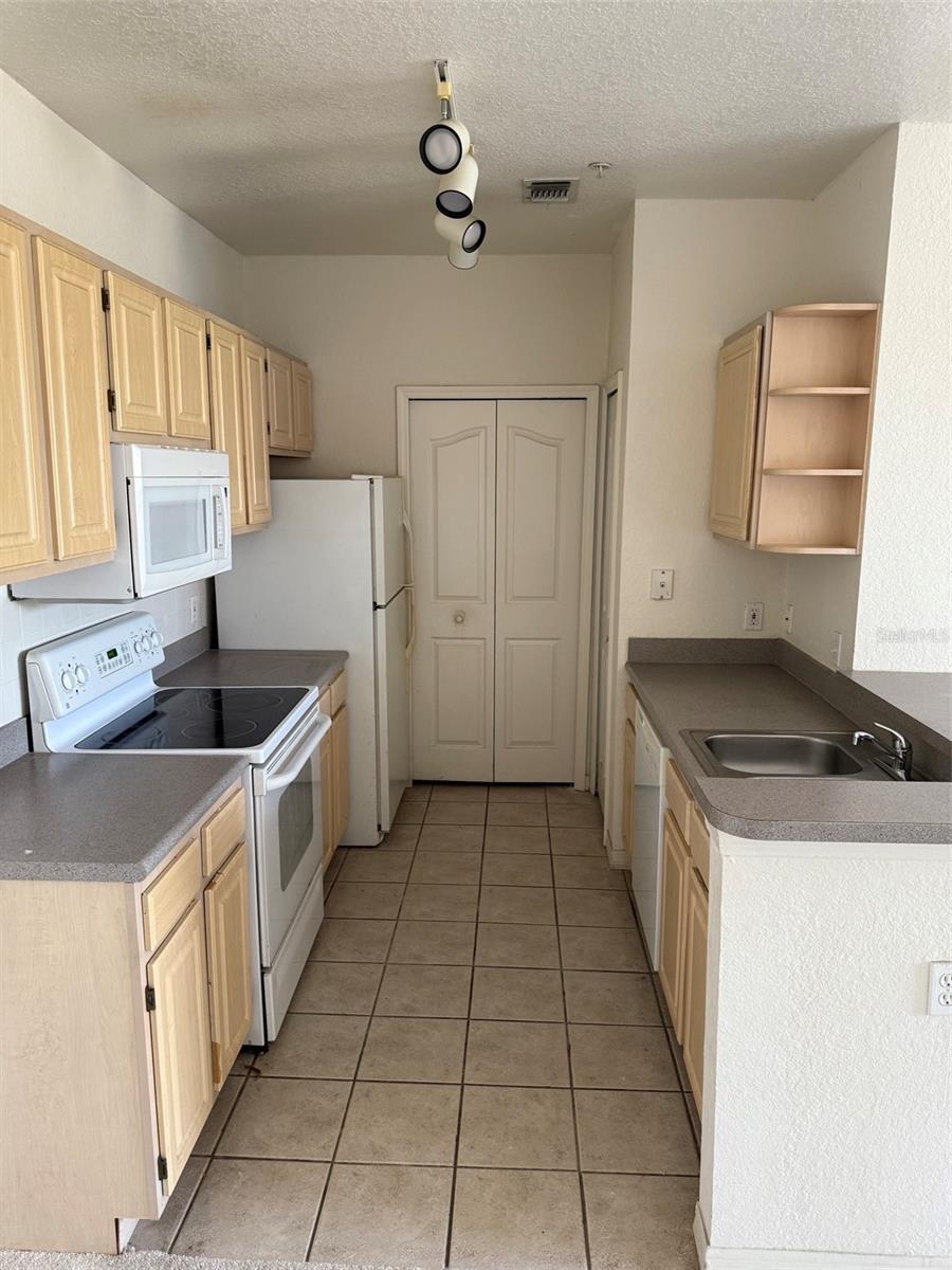 5823 LEGACY CRESCENT PL #301, RIVERVIEW, FL, 33578