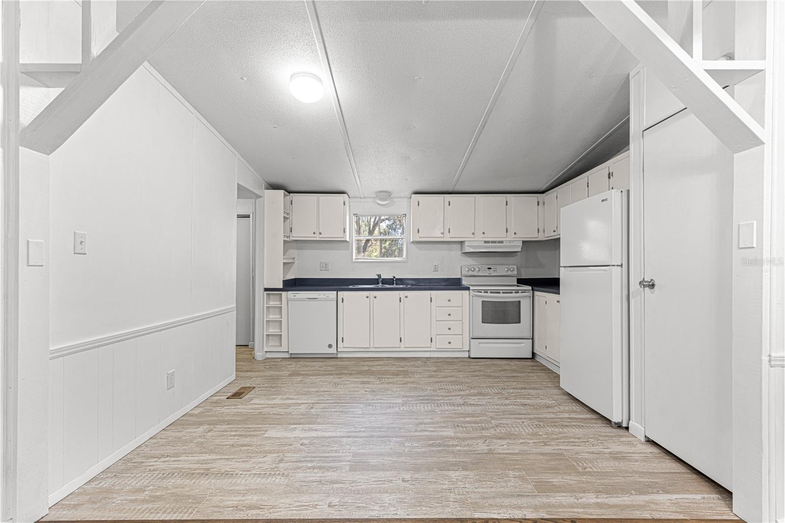 2298 CR 423, LAKE PANASOFFKEE, FL, 33538