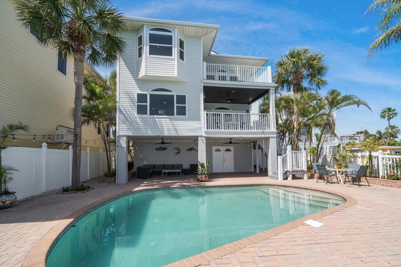 8685 E BAY DR, TREASURE ISLAND, FL, 33706