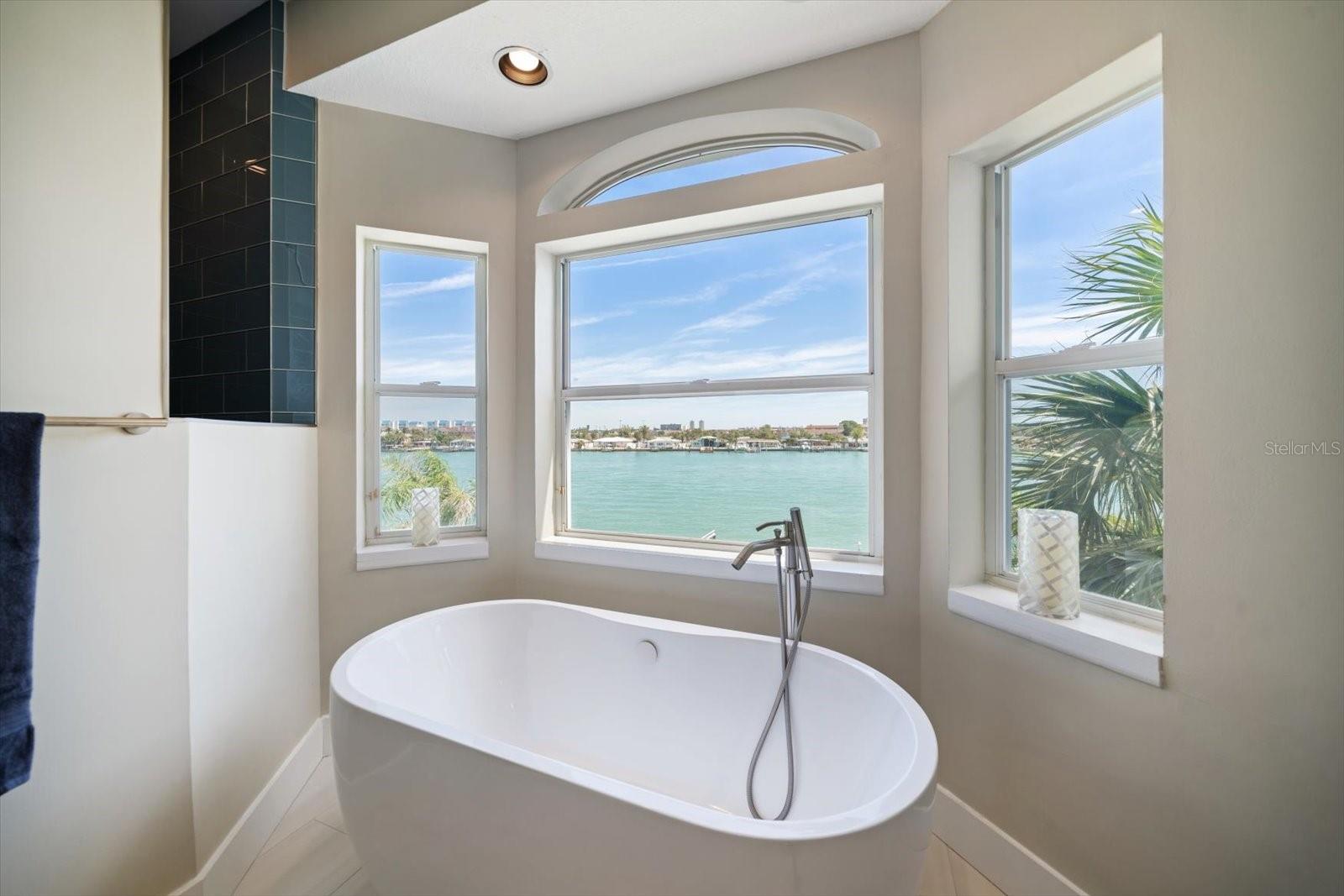 8685 E BAY DR, TREASURE ISLAND, FL, 33706