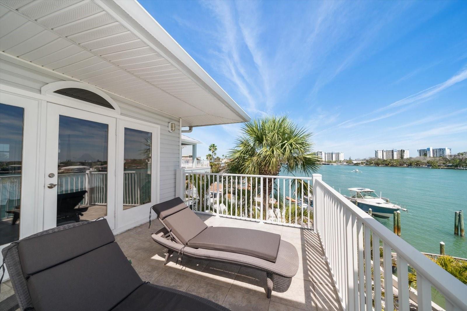 8685 E BAY DR, TREASURE ISLAND, FL, 33706