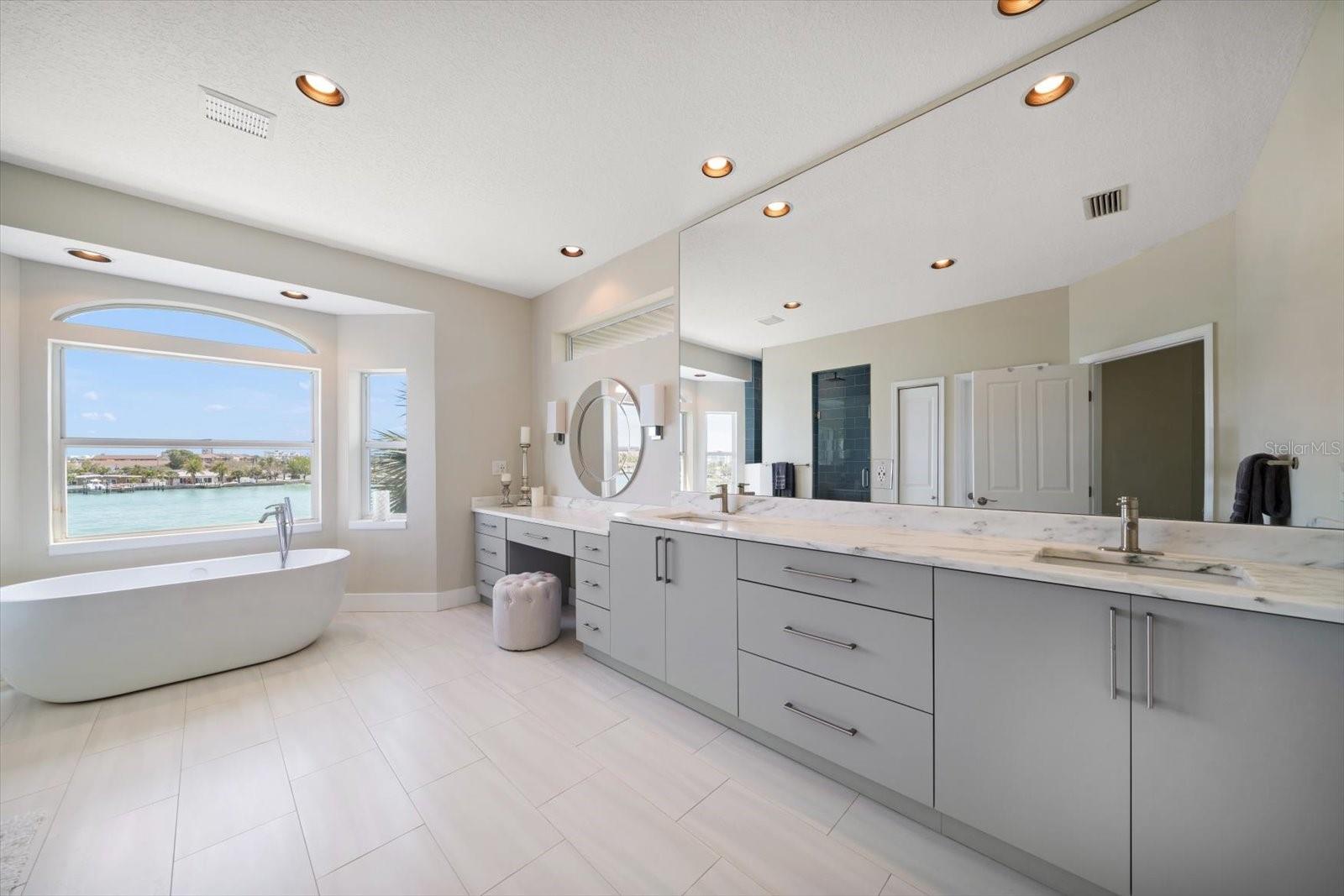 8685 E BAY DR, TREASURE ISLAND, FL, 33706