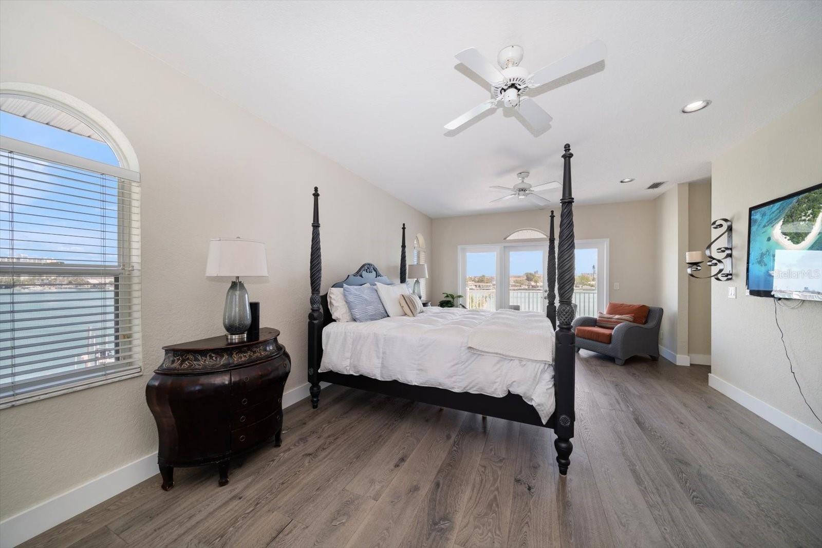 8685 E BAY DR, TREASURE ISLAND, FL, 33706