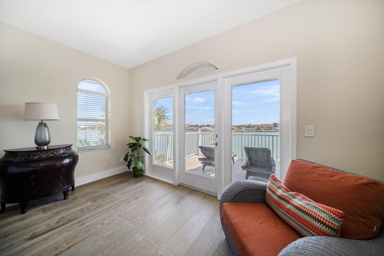 8685 E BAY DR, TREASURE ISLAND, FL, 33706